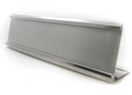 PORTA-PLACAS-MESA-PLATEADO-254-X-51-MM