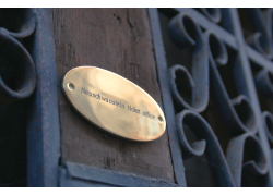 PLACA-DE-PUERTA-LATÓN-OVALADA-PLANA-135X65-MM