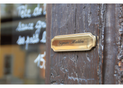 PLACA-DE-PUERTA-LATÓN-MODERNA-100X28-MM