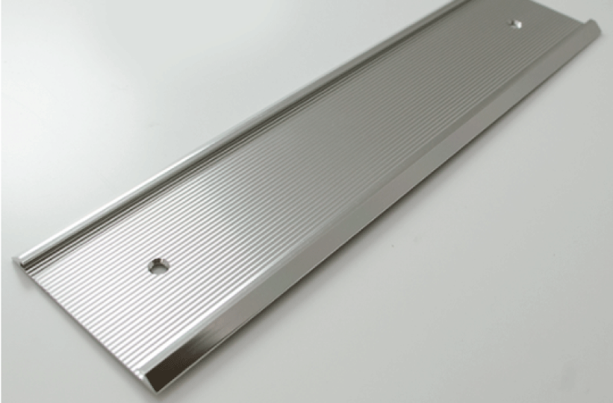 PORTA-PLACAS-MURAL-PLATEADO-254-X-51-MM