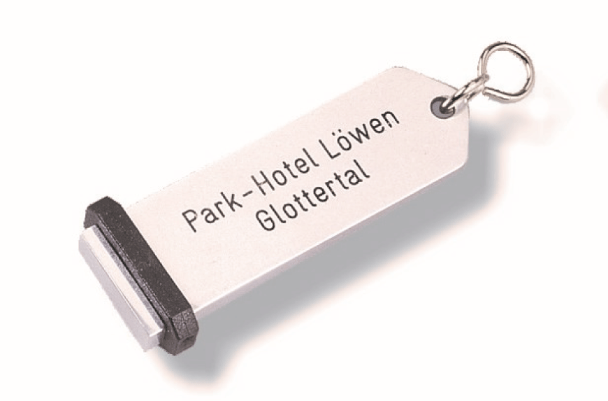 LLAVERO-PARA-HOTEL-ALUMINIO-PLATA-88X29-MM