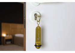 LLAVERO-PARA-HOTEL-ALUMINIO-DORADO-80X29-MM